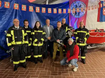 Die alte Kleidung entsprach nicht mehr den Anforderungen und war zudem in die Jahre gekommen: Deshalb haben insgesamt 200 aktive Feuerwehrleute neue Einsatzbekleidung f&uuml;r je 1350 Euro erhalten.