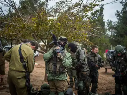 Israelische Soldaten begeben sich zu einem Sammelpunkt nahe der Grenze zum Gazastreifen.
