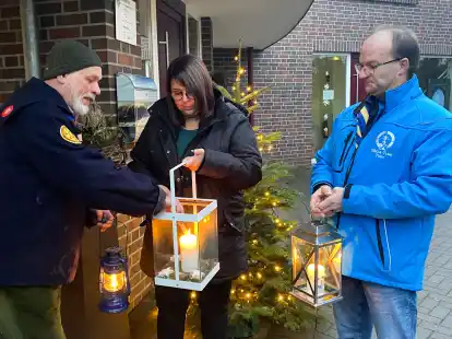Aus Bethlehem hat das Friedenslicht Friesland erreicht. Zuerst haben die Pfadfinder das Licht am Mittwochnachmittag ins Friedel-Orth-Hospiz in Jever gebracht, wo es Hospizleiterin Kira Pl&ouml;ger in Empfang nahm von Diakon Fredo Eilts f&uuml;r den VCP (Stamm Franziskus, links) und Timo M&uuml;ller vom BdP (Stamm Oestringen).