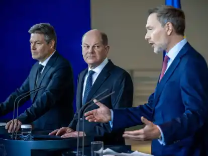 Bundeskanzler Olaf Scholz (M), Finanzminister Christian Lindner (r) und Vizekanzler Robert Habeck heben hervor, dass es im Bundeshaushalt 2024 bei den geplanten Steuerentlastungen bleibe.