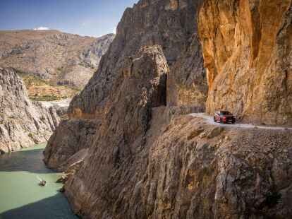 Die Stone Road von Kemaliye in der Provinz Erzincan f&uuml;hrt tief hinunter an die Ufer des noch jungen und wilden Euphrat. (Mazda/dpa-tmn)