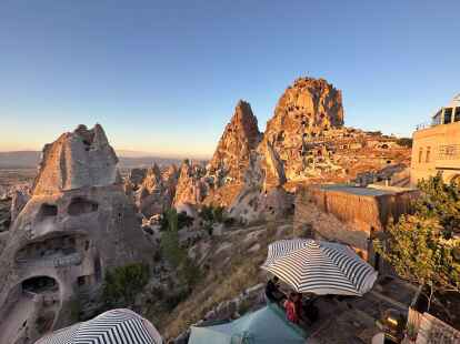 In einem Hotel in Kappadokien zu &uuml;bernachten hei&szlig;t oft, in einer H&ouml;hle zu schlafen, einer &laquo;Cave-Suite&raquo; mit Klimaanlage und kn&ouml;cheltiefen Teppichen. (Thomas Geiger/dpa-tmn)