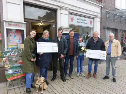 Nicole Karlin und Sandra Kolbe, beide von der Diakonie Aurich - Fachberatungsstelle Sucht, Rolf Kubatschek und Evert Delbanco, beide Mitorganisatoren und DJs der Old Inn Revivalfete, Almuth Maass, Ticketverkaufsstelle, Gerold K&ouml;llmann, 1. Vorsitzender des Tierschutzvereins Aurich und Umgebung, Frerich Geyken, Mitorganisator und DJ der Old Inn Revivalfete.