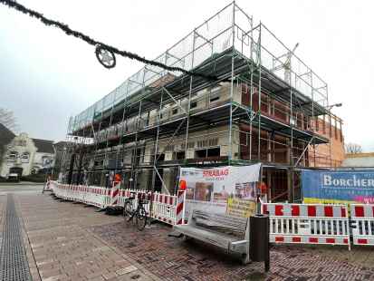 In dieses historische Eckhaus in der Auricher Osterstra&szlig;e soll Ende 2024 die Kunstschule Aurich mit dem Mitmachmuseum &bdquo;miraculum&ldquo; einziehen.