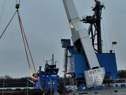Ersatzweise wurde jetzt der Schwimmkran &bdquo;BHV Athlet&ldquo; aus Bremerhaven f&uuml;r einige Aufgaben in Wilhelmshaven gechartert.