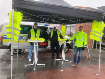Verteilten bereits in der Gemeinde Apen kostenlos Sicherheitswesten (von links): Fynn Brumund (Landkreis Ammerland), Klaus Blaser (Polizeiinspektion Oldenburg-Stadt/Ammerland) und Ingo Hinrichs (Landkreis Ammerland).