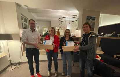 Der Vorsitzende Sven M&auml;hr (links) und Schatzmeister Jan M&auml;hr ehrten die Schwimmtrainerinnen Maika Srajer (links) und Anne R&uuml;thnick.