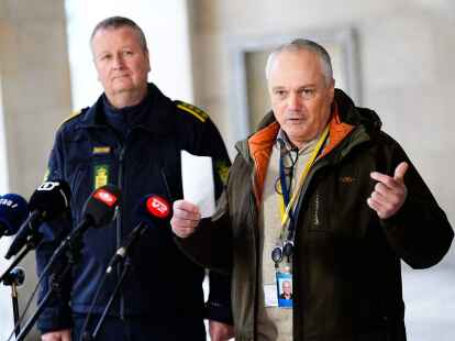 PET-Einsatzleiter Flemming Drejer (r) und Peter Dahl, Leiter der Notfalldienste der Kopenhagener Polizei, informieren die Presse &uuml;ber das Geschehen.