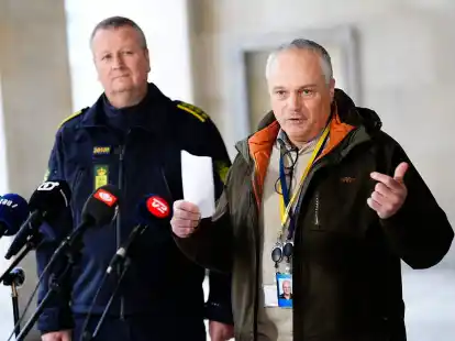 PET-Einsatzleiter Flemming Drejer (r) und Peter Dahl, Leiter der Notfalldienste der Kopenhagener Polizei, informieren die Presse &uuml;ber das Geschehen.
