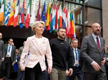 EU-Kommissionspr&auml;sidentin Ursula von der Leyen (l-r), Pr&auml;sident der Ukraine Wolodymyr Selenskyj, und EU-Ratspr&auml;sident Charles Michel, bei dem EU-Gipfel in Br&uuml;ssel.
