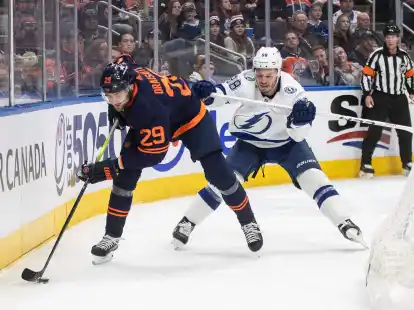 Leon Draisaitl (l) von den Edmonton Oilers musste mit seinem Team einen Niederlage gegen Tampa Bay Lightning hinnehmen.