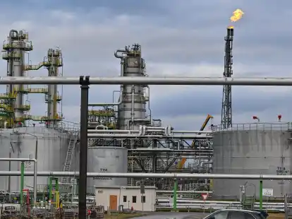 Verschiedene Anlagen der Roh&ouml;lverarbeitung auf dem Gel&auml;nde der PCK-Raffinerie GmbH. Der Energiekonzern Shell will seinen Anteil von 37,5 Prozent an der ostdeutschen Gro&szlig;raffinerie PCK Schwedt an die britische Prax-Gruppe verkaufen.