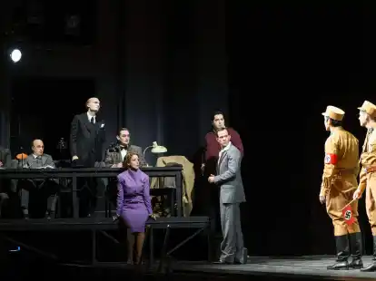 Ensemblemitglieder der Wiener Volksoper arbeiten gemeinsam die NS-Vergangenheit auf der B&uuml;hne auf.