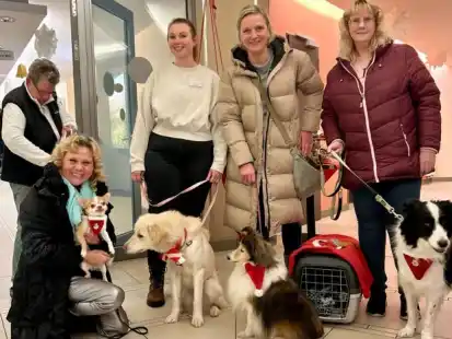 Freuen sich &uuml;ber eine gelungene Weihnachts&uuml;berraschung (von links): Hella Koos, Karin Freiling (hockend mit Fee), Rune Luthardt vom Pflegezentrum (mit Peace), Christin Rolli&eacute; (mit Ohia) und Maren Diekmann (mit Leo)