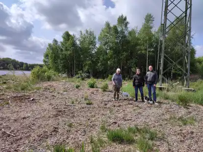 Rund um den Strommast am Ottermeer entsteht eine Hundefreilauffl&auml;che. Irmi Folkerts (v. l), Wibke Kleen-Holtz und Diedrich Kleen sind froh, dass es nun bald dieses Angebot f&uuml;r ihre Vierbeiner gibt. Sie wollen den Verein &bdquo;Freie Pfoten Wiesmoor&ldquo; wieder reaktivieren und die Pflege der Fl&auml;che &uuml;bernehmen.