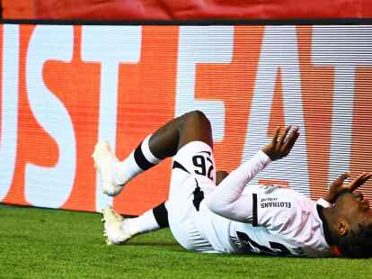 Frankfurts Eric Junior Dina Ebimbe verletzte sich beim Spiel in Aberdeen am Sprunggelenk.