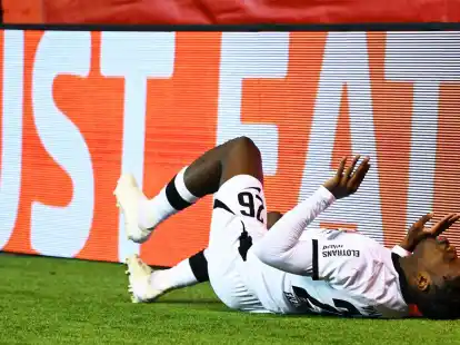 Frankfurts Eric Junior Dina Ebimbe verletzte sich beim Spiel in Aberdeen am Sprunggelenk.