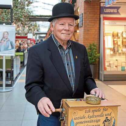 Seit inzwischen 40 Jahren sammelt August Desenz mit seiner Drehorgel Spenden f&uuml;r viele gute Zwecke in Wilhelmshaven und Friesland.