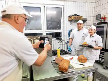 <p>Alexander Richter (2.v.r), Metzger, dreht zusammen mit seinem Vater Christoph Richter (l) und seiner Schwester Madita Richter (r) in der &bdquo;Spezi-Metzger&ldquo; ein Video. </p>