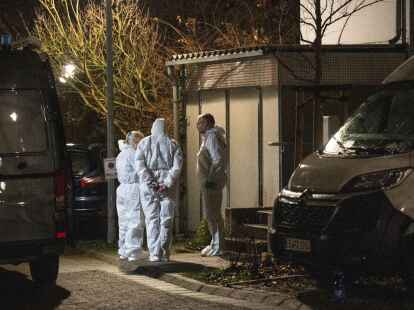 Spurensicherer der Polizei an einem Fundort von zwei Leichen in  Bietigheim-Bissingen.