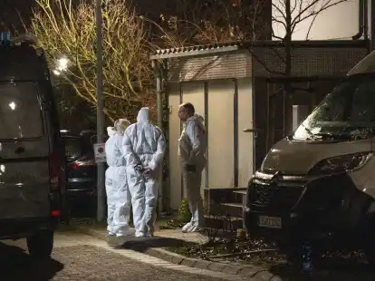 Spurensicherer der Polizei an einem Fundort von zwei Leichen in  Bietigheim-Bissingen.