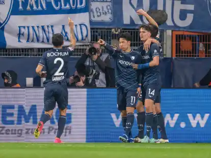 Bochums Cristian Gamboa (v.li.), Torsch&uuml;tze Takuma Asano, Anthony Losilla und Tim Oermann jubeln nach dem Tor zum 1:0.
