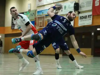Mit 30:24 setzten sich die WHV-Handballer (beim Wurf Duncan Postel) im letzten Hinrunden-Spiel in S&ouml;hre durch.