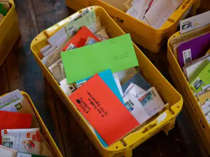 Briefe mit Wunschzettel liegen in der Christkindpostfiliale der Deutschen Post.