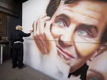 Kinoplakatmaler G&ouml;tz Valien malt in seinem Berliner Atelier an dem Plakat f&uuml;r den Film &laquo;Maestro&raquo;.