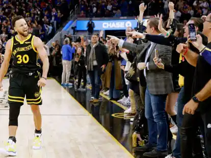 Stephen Curry (l) f&uuml;hrte die Golden State Warriors zum Sieg.
