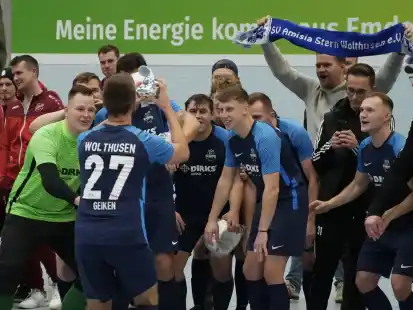 Diesmal durften die Spieler vom SV Amisia Stern Wolthusen den Ralf-Bachmann-Cup in die Höhe recken.