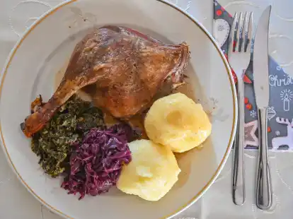 Das Weihnachtsessen nicht in Gefahr:&nbsp;Eine Entenkeule mit Kl&ouml;&szlig;en, Rotkohl und Gr&uuml;nkohl wird serviert.