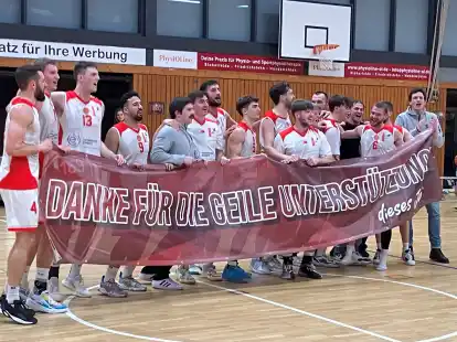 Ließen sich als Derbysieger von ihren Fans feiern: die Basketballer des Oldenburger TB.