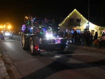 50 weihnachtlich geschm&uuml;ckte Trecker rollten auch in diesem Jahr wieder bei der Lichterfahrt durch Ganderkesee.