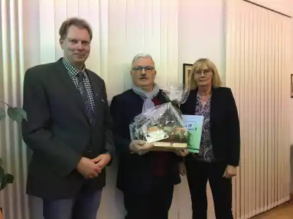 Nach 38 Jahren als Amtsleiter bei der Stadt Elsfleth wechselt Wolfgang B&ouml;ner (Mitte) nun in die passive Phase der Altersteilzeit. Ratsvorsitzender Volker Osterloh und B&uuml;rgermeisterin Brigitte Fuchs dankten ihm f&uuml;r sein Engagement.