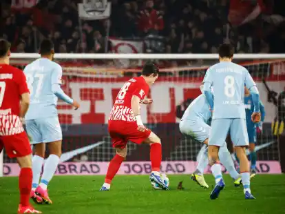 Traf als Joker in der Nachspielzeit: Freiburgs Michael Gregoritsch (M).