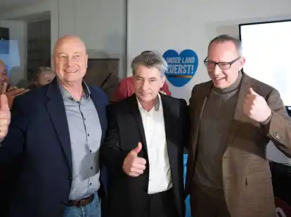Der s&auml;chsische AfD-Generalsekret&auml;r Jan Zwerg (l-r), AfD-Kandidat Tim Lochner und der s&auml;chsische AfD-Vorsitzende J&ouml;rg Urban jubeln w&auml;hrend der Wahlparty ihrer Partei.