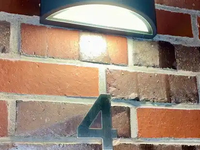 Im Idealfall sind Hausnummern in der Dunkelheit beleuchtet.