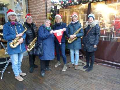 Die &bdquo;Weihnachtsm&uuml;tzen&ldquo; erspielten 1000 Euro und spendeten das Geld an die Suppenk&uuml;che in Leer. Im Bild (v.l.): Anja M&uuml;ller, Anemone Hehl, Else Bierbrauer, Mechthild Tammena, Doris Gerdes, Silvia K&ouml;hler (es fehlt Thomas Lange ).