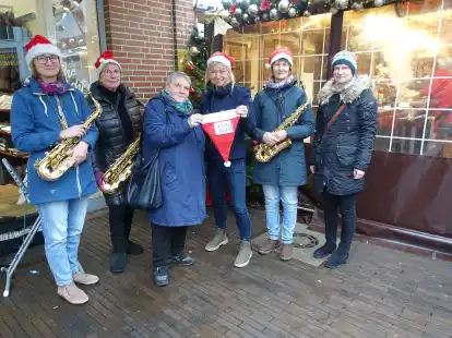 Die &bdquo;Weihnachtsm&uuml;tzen&ldquo; erspielten 1000 Euro und spendeten das Geld an die Suppenk&uuml;che in Leer. Im Bild (v.l.): Anja M&uuml;ller, Anemone Hehl, Else Bierbrauer, Mechthild Tammena, Doris Gerdes, Silvia K&ouml;hler (es fehlt Thomas Lange ).