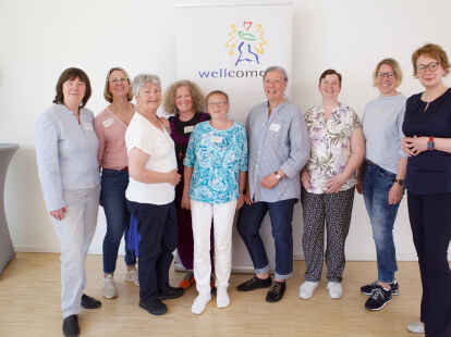 Letztes Jahr feierte &bdquo;wellcome&ldquo; in Niedersachsen 15-j&auml;hriges Bestehen. Mit dabei waren (v.l.) Gr&uuml;nderin Rose Volz-Schmidt, die Ehrenamtlichen G. Kastning, C. Voigt, Koordinatorin Sandra Pflugrad, M. Mischke, C. Steinberg, R. Weiher und  S. Coners-L&uuml;bben sowie Ministerin Daniela Behrens.