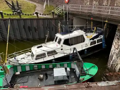 Im Alten Hafen von Hooksiel hat sich in diesem Jahr im wahrsten Sinne des Wortes eine Motorjacht aufgeh&auml;ngt.