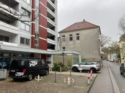Die Stadt hat dieses Grundst&uuml;ck mit den Parkpl&auml;tzen an der Rosenstra&szlig;e 50/52  an einen Immobilienmakler verkauft.