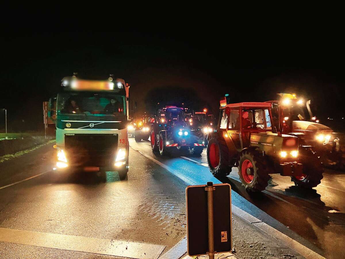 Trecker-Demo In Brake: Bauern Wollen Kreistag Symbolisch Blockieren ...