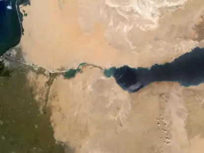 Der Suezkanal verbindet das Mittelmeeer im Norden (l) mit dem Roten Meer im S&uuml;den (r).