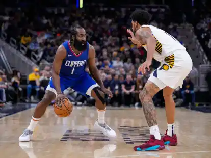 Clippers-Guard James Harden (l) in Aktion gegen Pacers-Forward Obi Toppin.