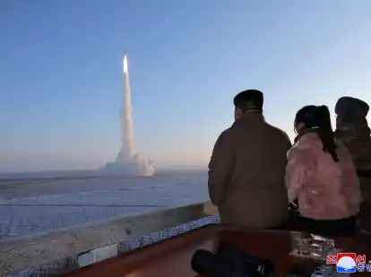 Ein von der staatlichen nordkoreanischen Nachrichtenagentur KCNA zur Verf&uuml;gung gestellte Aufnahme soll den nordkoreanischen Machthaber Kim Jong Un (l) und seine Tochter Ju Ae (2.v.l) beim Beobachten eines Tests einer atomwaffenf&auml;higen Interkontinentalrakete am Montag zeigen.
