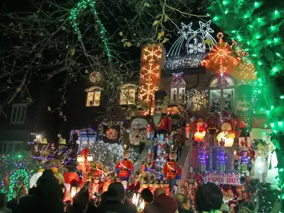 Besucher bestaunen das weihnachtlich dekorierte Haus von Lucy Spata im New Yorker Stadtviertel Dyker Heights.