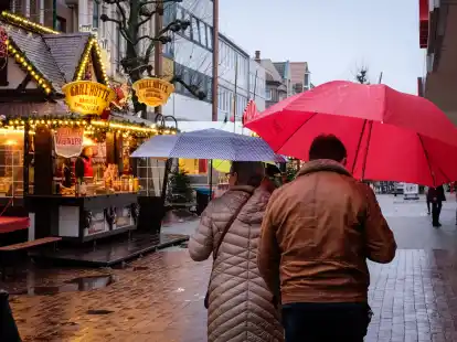 Bei einem Gang &uuml;ber den Weihnachtsmarkt ist derzeit der Regenschirm ein st&auml;ndiger Begleiter.