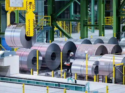 Stahlcoilsin der Thyssenkrupp-Westfalenh&uuml;tte: Im Streit zwischen den USA und der EU &uuml;ber Sonderz&ouml;lle auf Stahl und Aluminium gibt es vorerst keine erneute Eskalation.